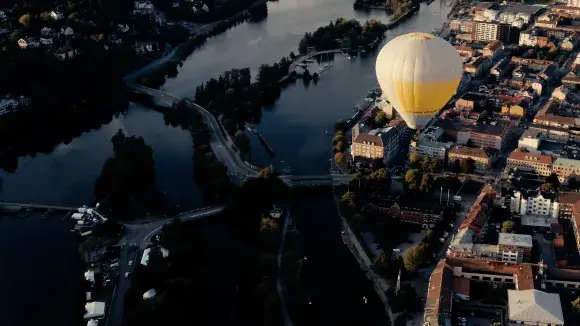An image of a hotair balloon over Trollhättan